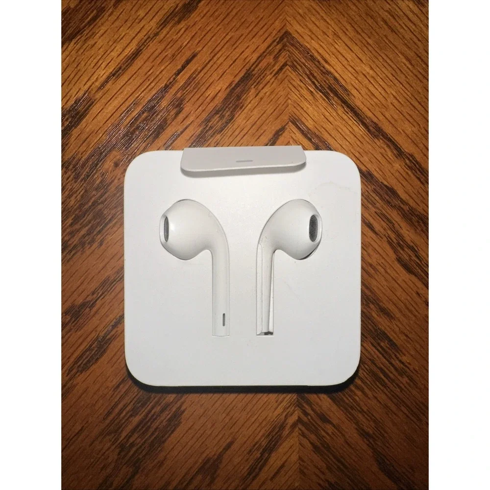 Apple‎ EarPods (with either a Lightning or 3.5mm/USB-C plug)